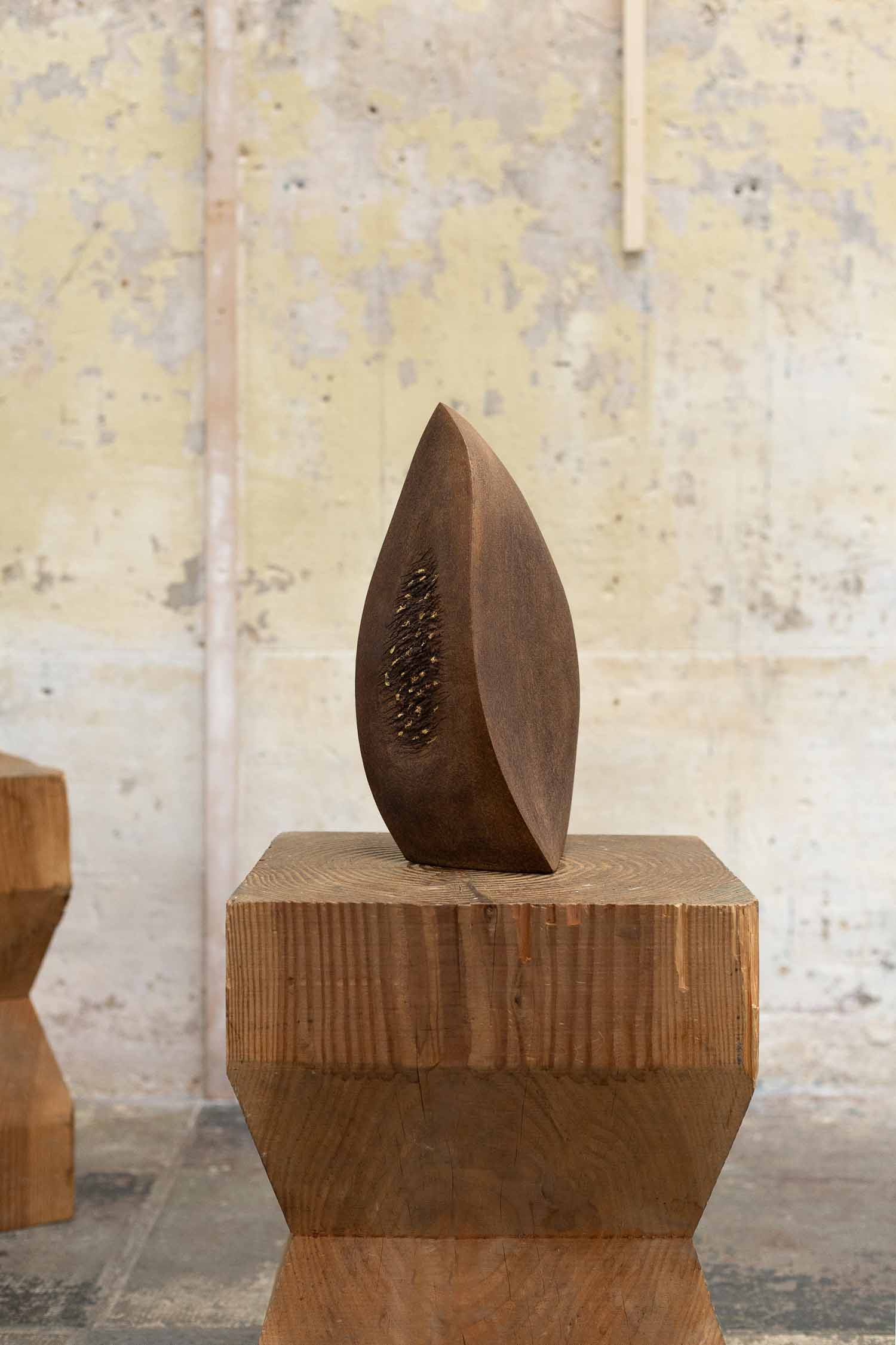 Vesna-Garic-Sculpture-Grés-Laque-Or-Voyageuse