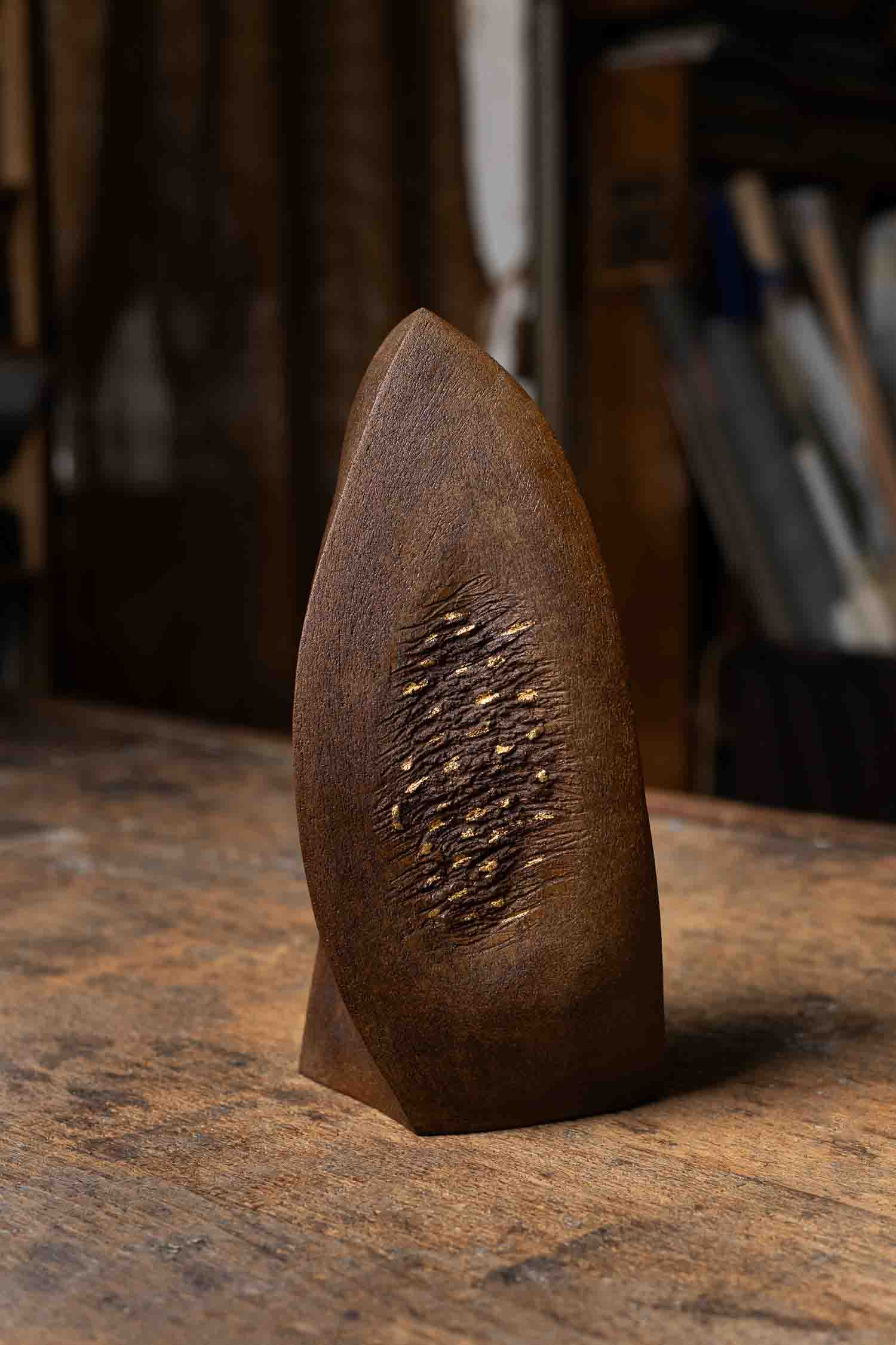 Vesna-Garic-Sulpture-Grés-Laque-Or-Voyageuse