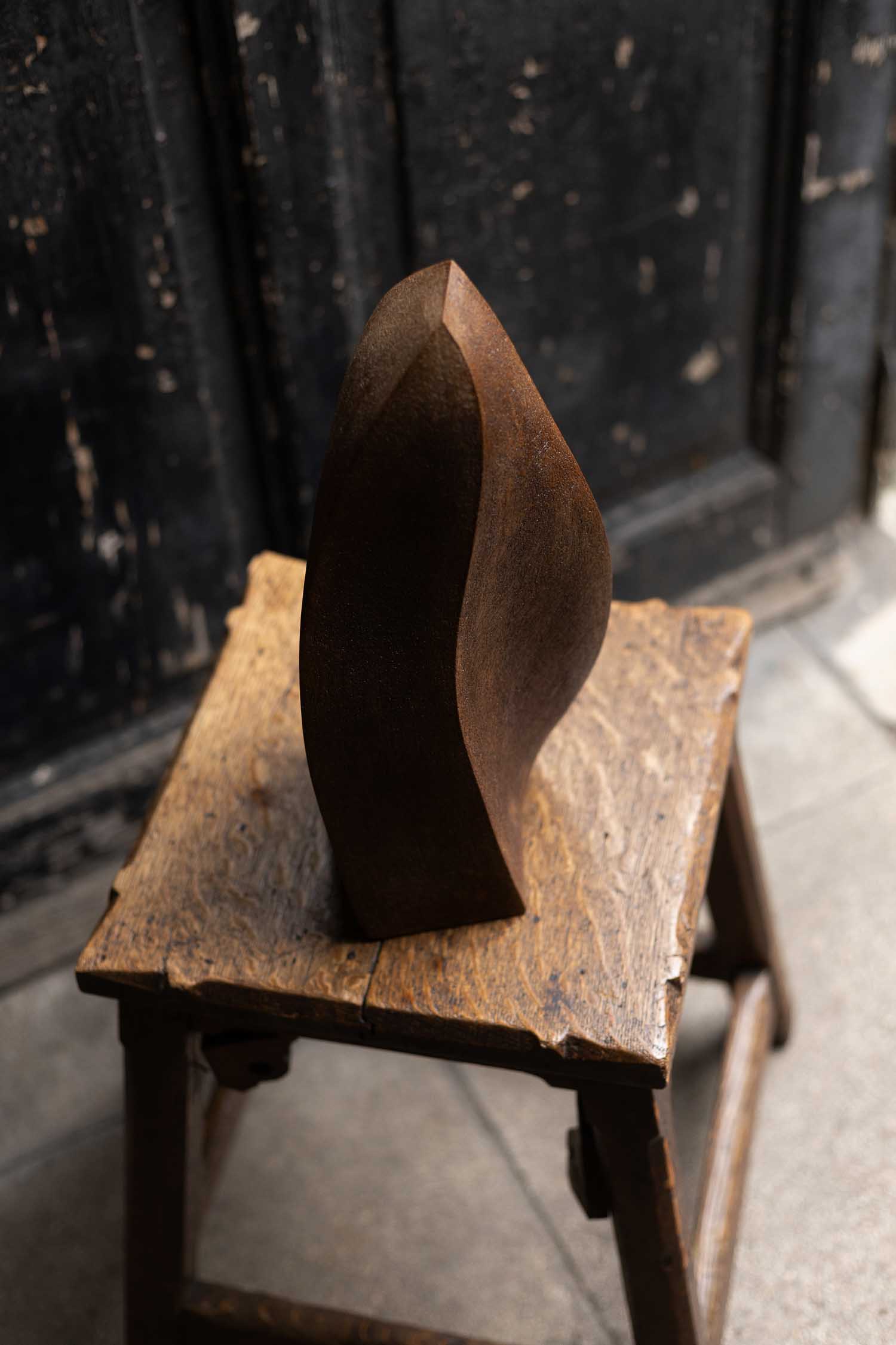 Vesna-Garic-Sulpture-Grés-Laque-Or-Voyageuse