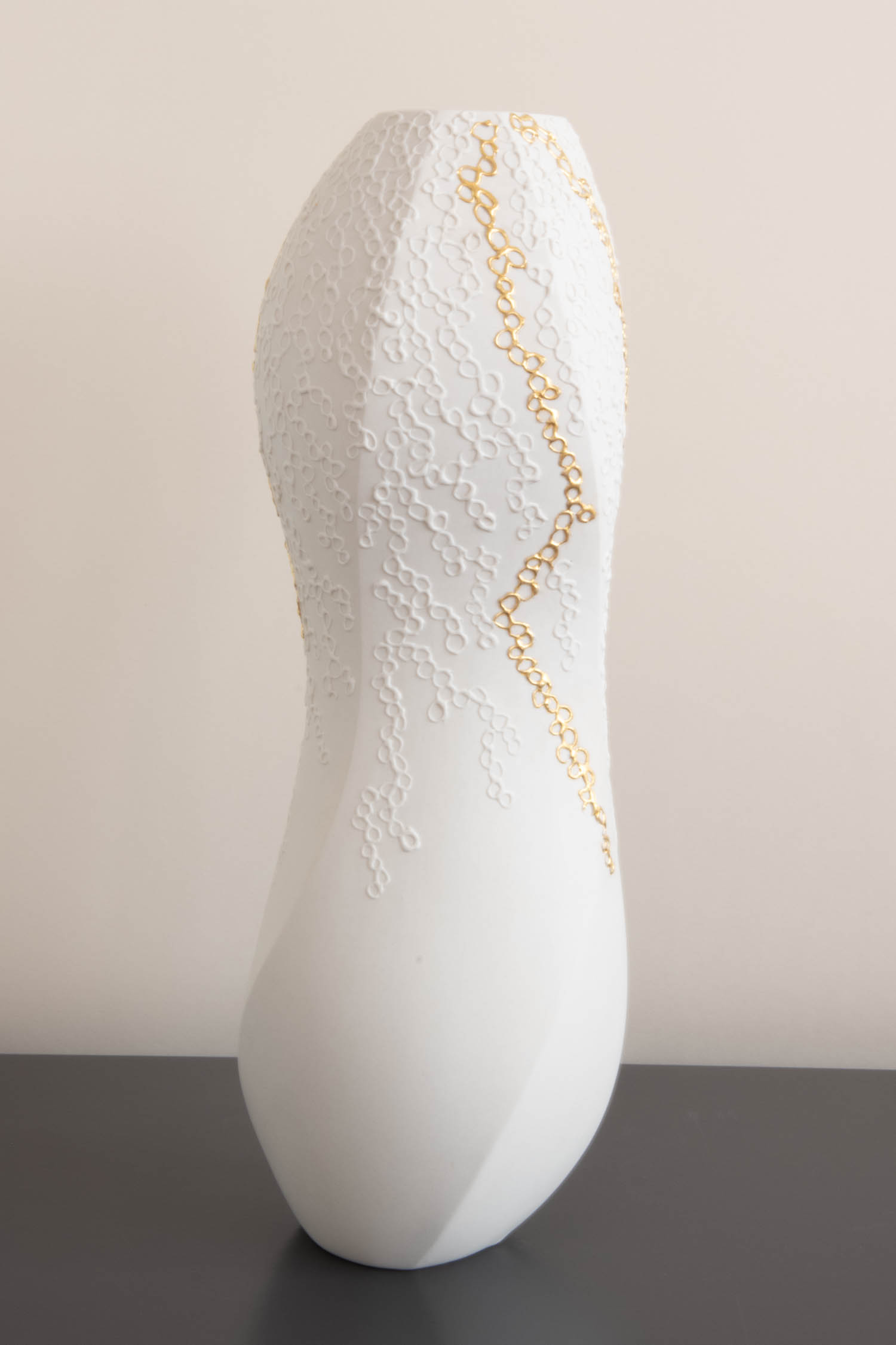 Vesna-Garic-Vase-Porcelaine-Dentelle-Volutes-Apparat-or-