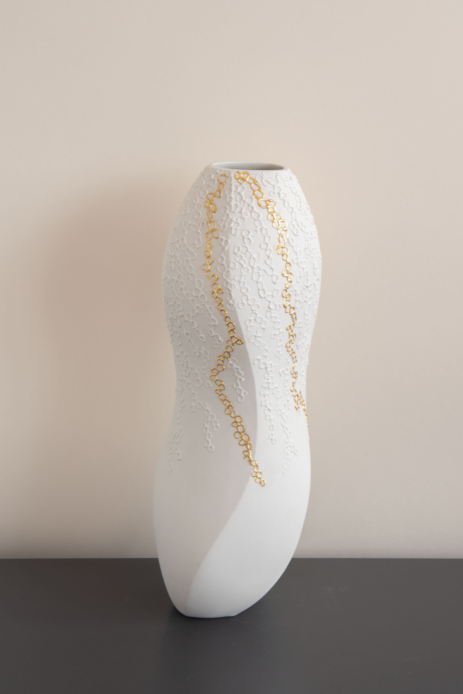 Vesna-Garic-Vase-Porcelaine-Or-Volute-Apparat