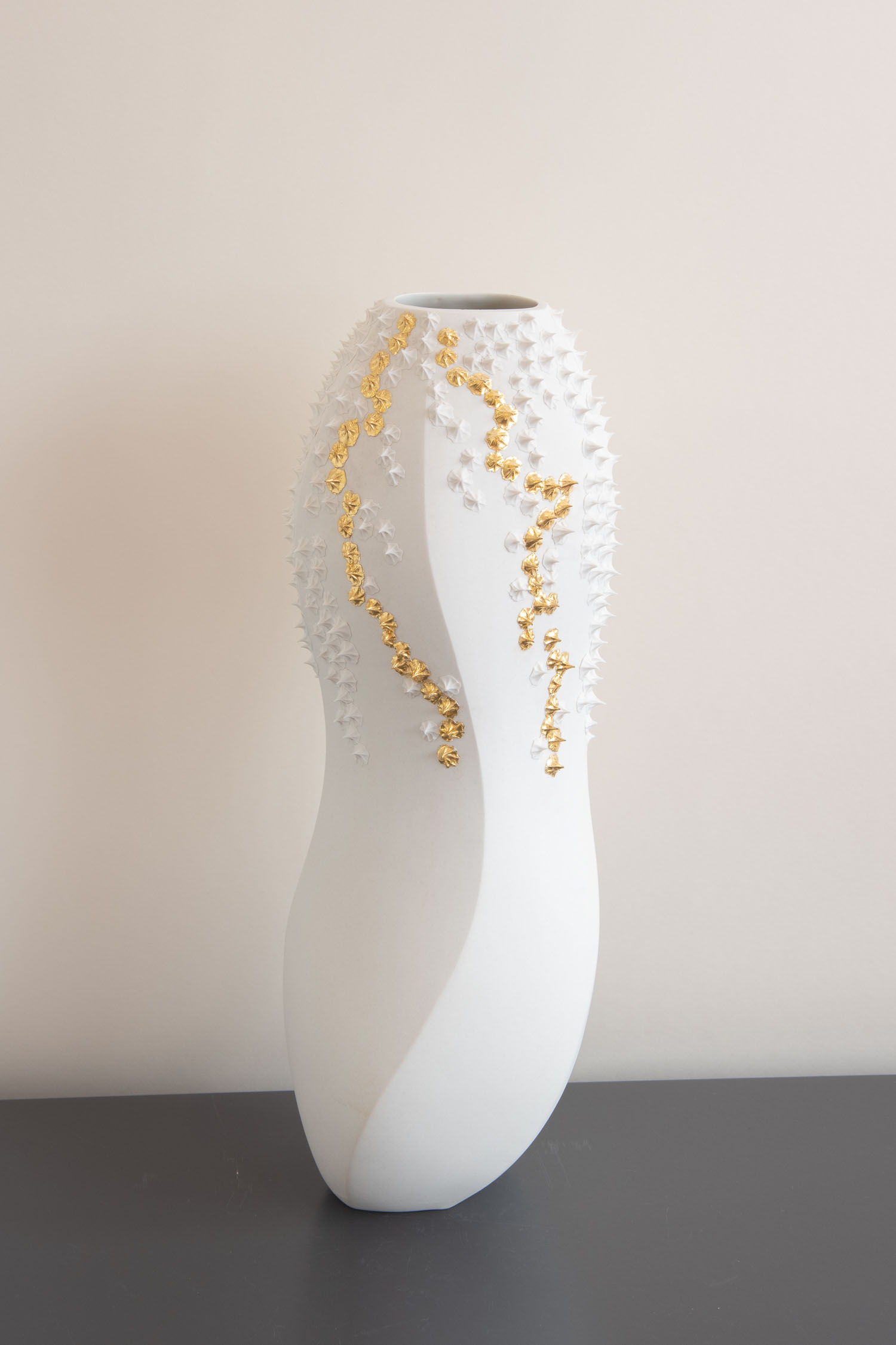 Vesna-Garic-Vase-Porcelaine-Picots-Volutes-Armure-or