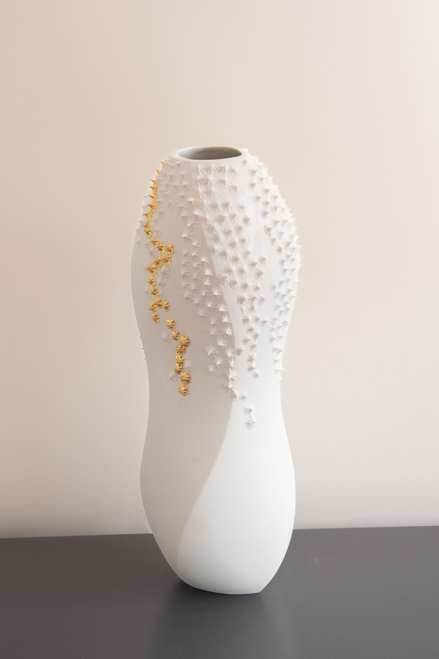 Vesna-Garic-Vase-Porcelaine-Picots-Volutes-Armure-or