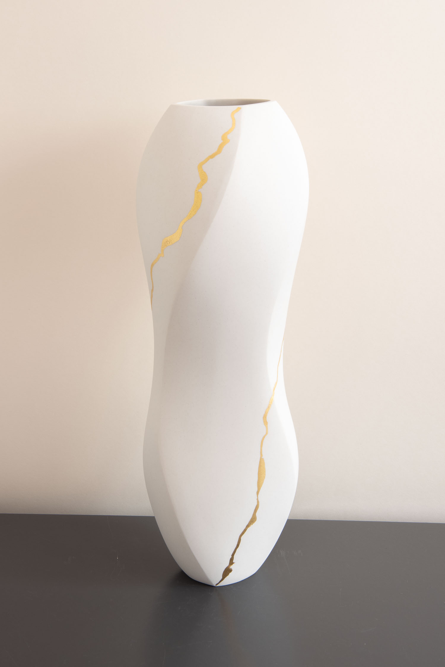 Vesa-Garic-Vase-Porcelaine-Volutes-Fêlures-or-