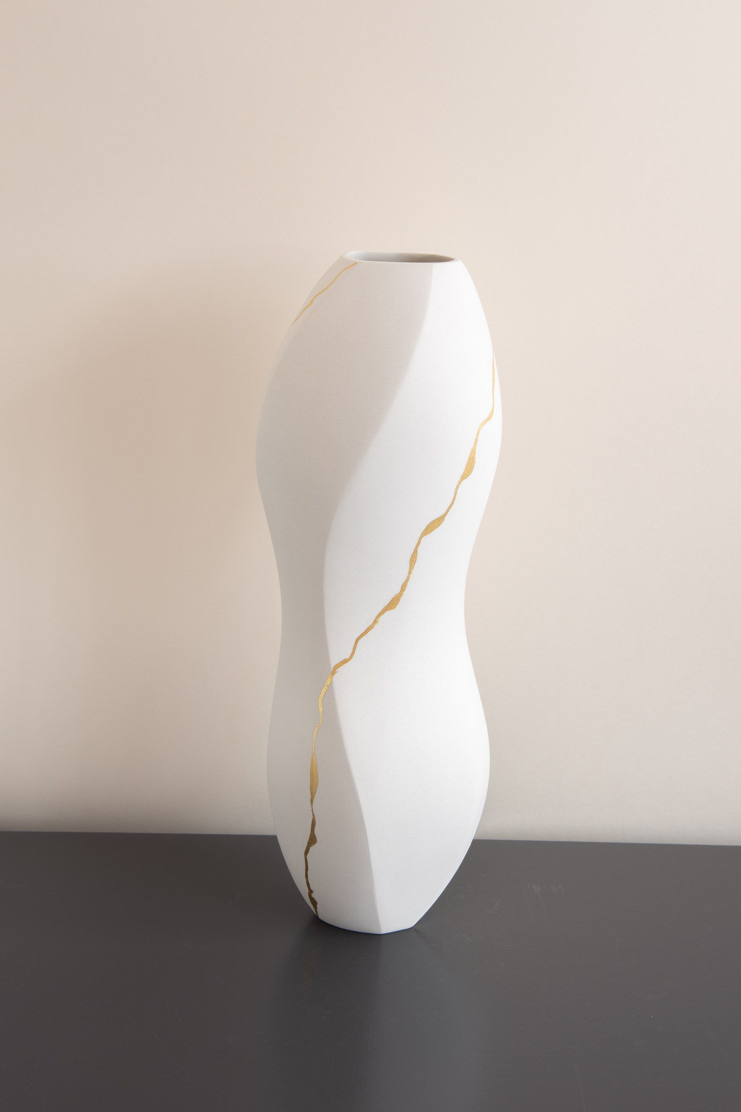 Vesna-Garic-Vase-Porcelaine-Volutes-Fêlures-or