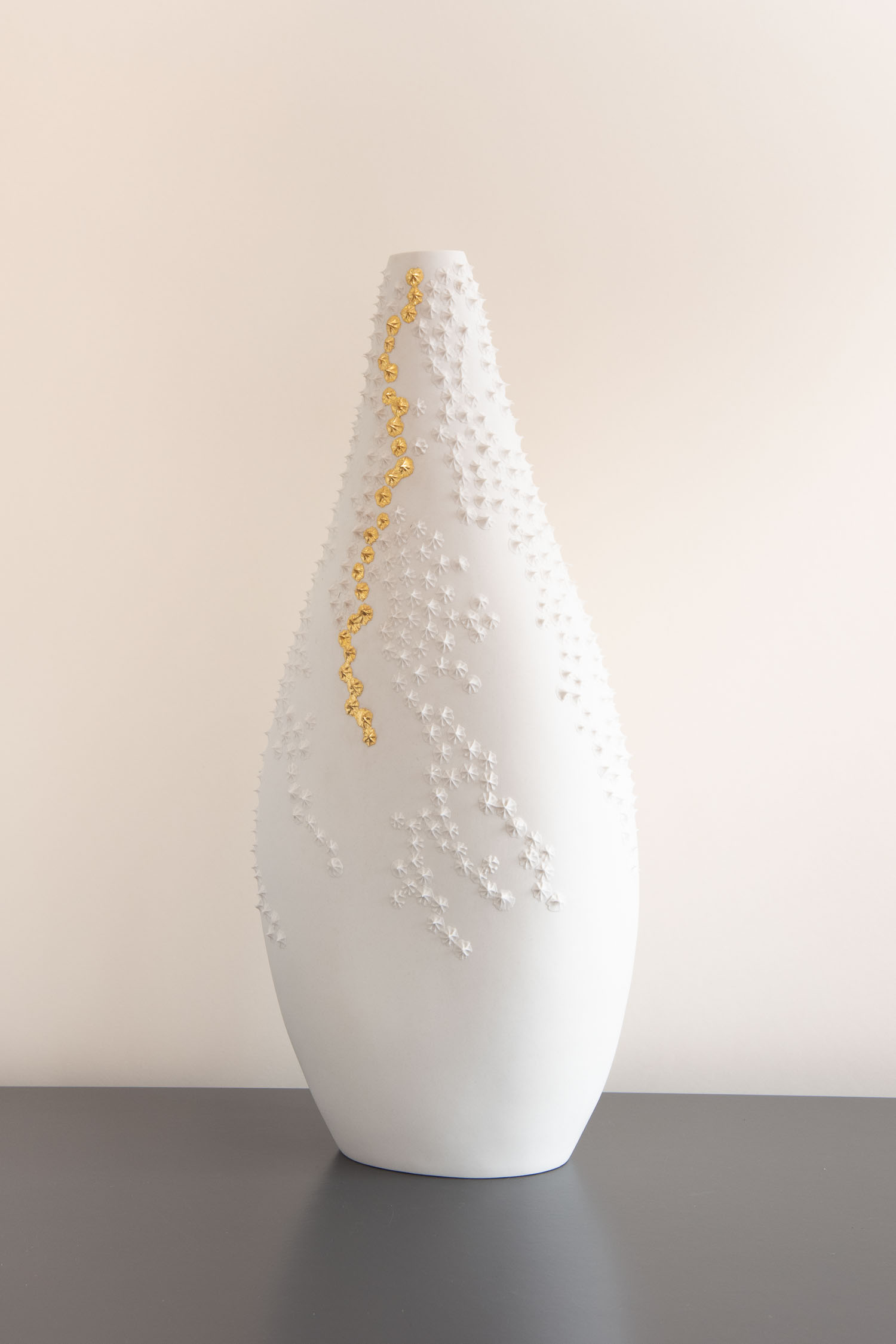 Vesna-Garic-Vase UL Armure-Porcelaine-Picot OR<br />
