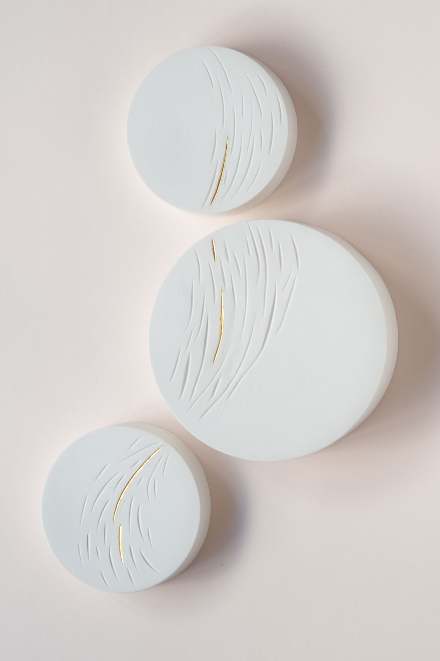 Composition Murale<br />
Apparat</p>
<p>Porcelaine de Limoges<br />
Fils de porcelaine<br />
Décor feuille d’or 23 cts<br />
Composition Murale<br />
Apparat</p>
<p>Porcelaine de Limoges<br />
Fils de porcelaine<br />
Décor feuille d’or 23 cts<br />
Vesna-Garic-Composition-Murale-RA-Felures
